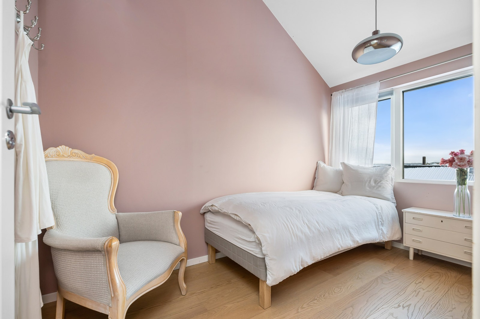 Soverom nr. 2 egner seg godt som barnerom, gjesterom eller kontor Galleribilde