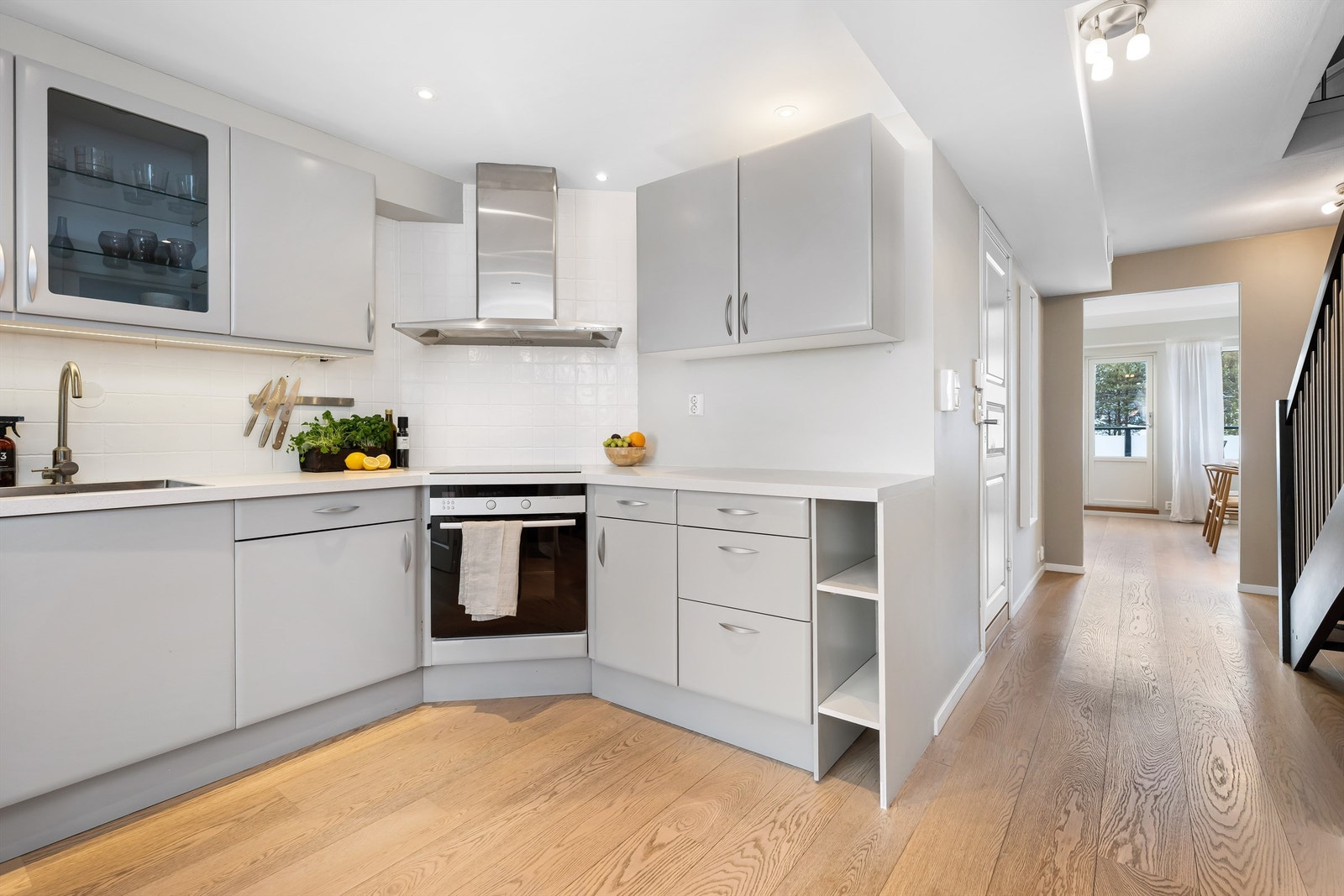 Lyst og moderne kjøkken med integrerte hvitevarer. Galleribilde