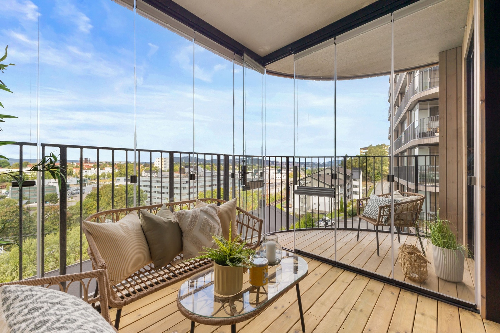 En herlig balkong som er delvis innglasset Galleribilde