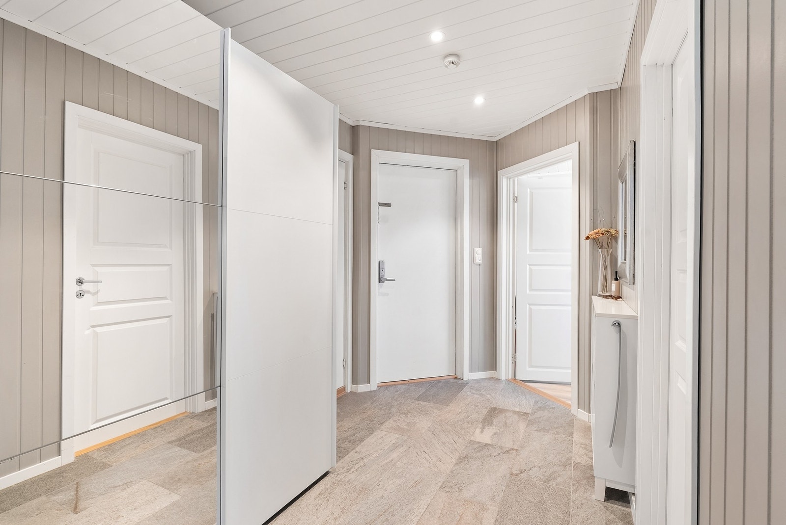 Velkommen inn! - Lys og pen entré med varme i gulv Galleribilde