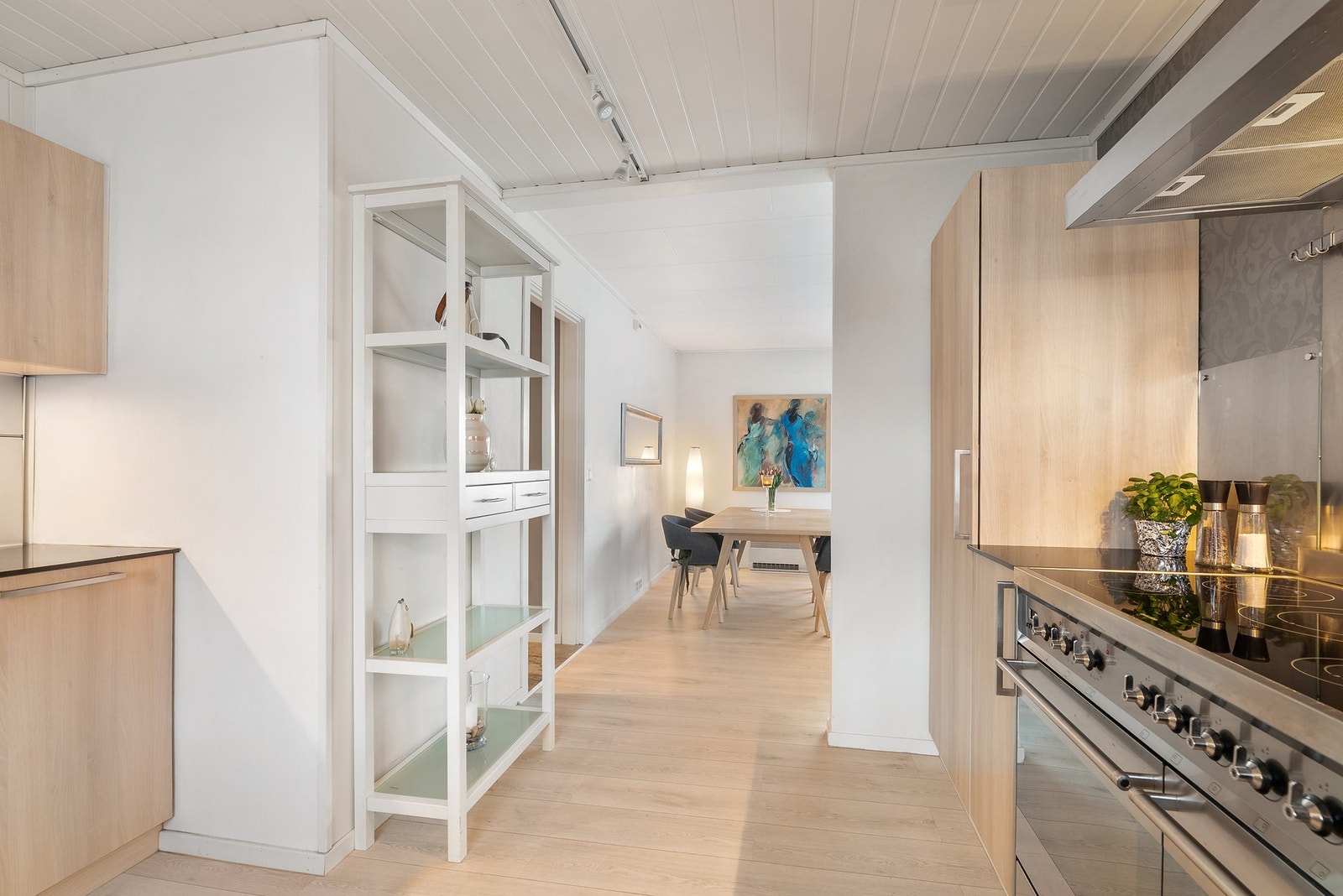 Spisestue sett fra kjøkken Galleribilde