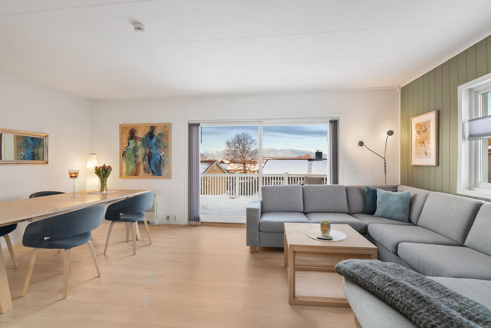 Fra stuen er det utgang via skyvedør i glass, til en solrik balkong Galleribilde