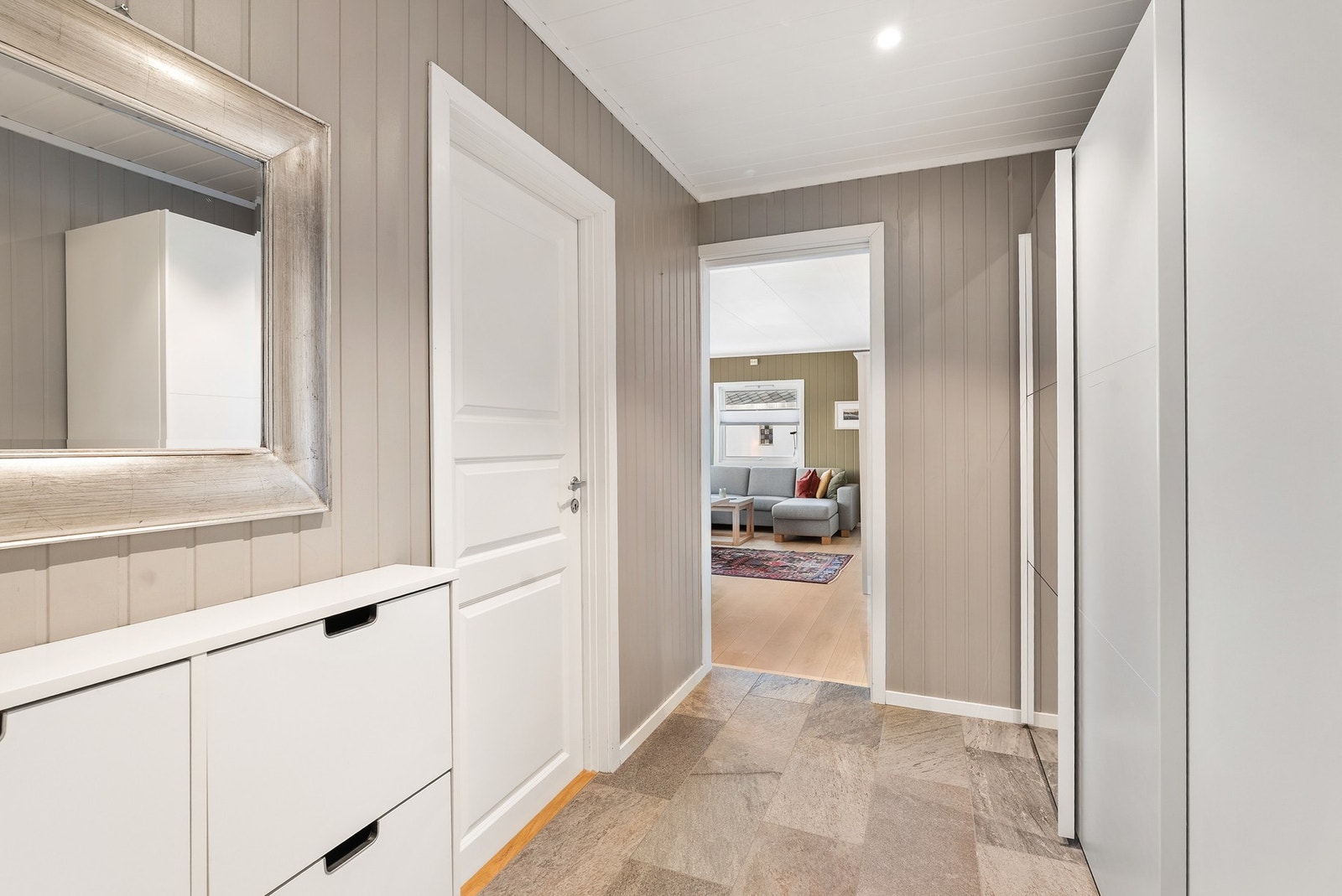 Lys og pen entré med skyvedørsgarderobe Galleribilde