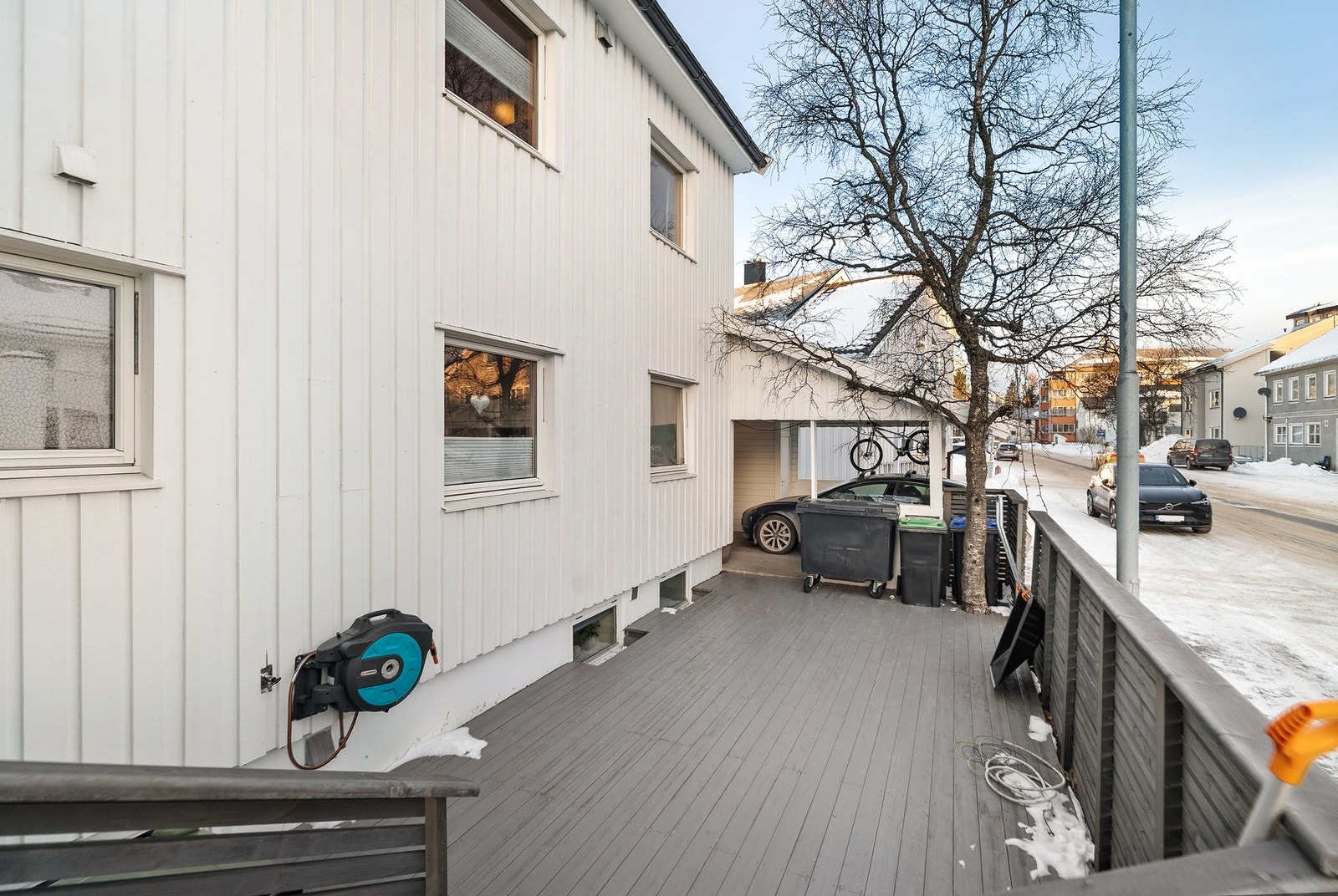 Felles inngjerdet terrasse fra 2023 i tilknytning til adkomst Galleribilde