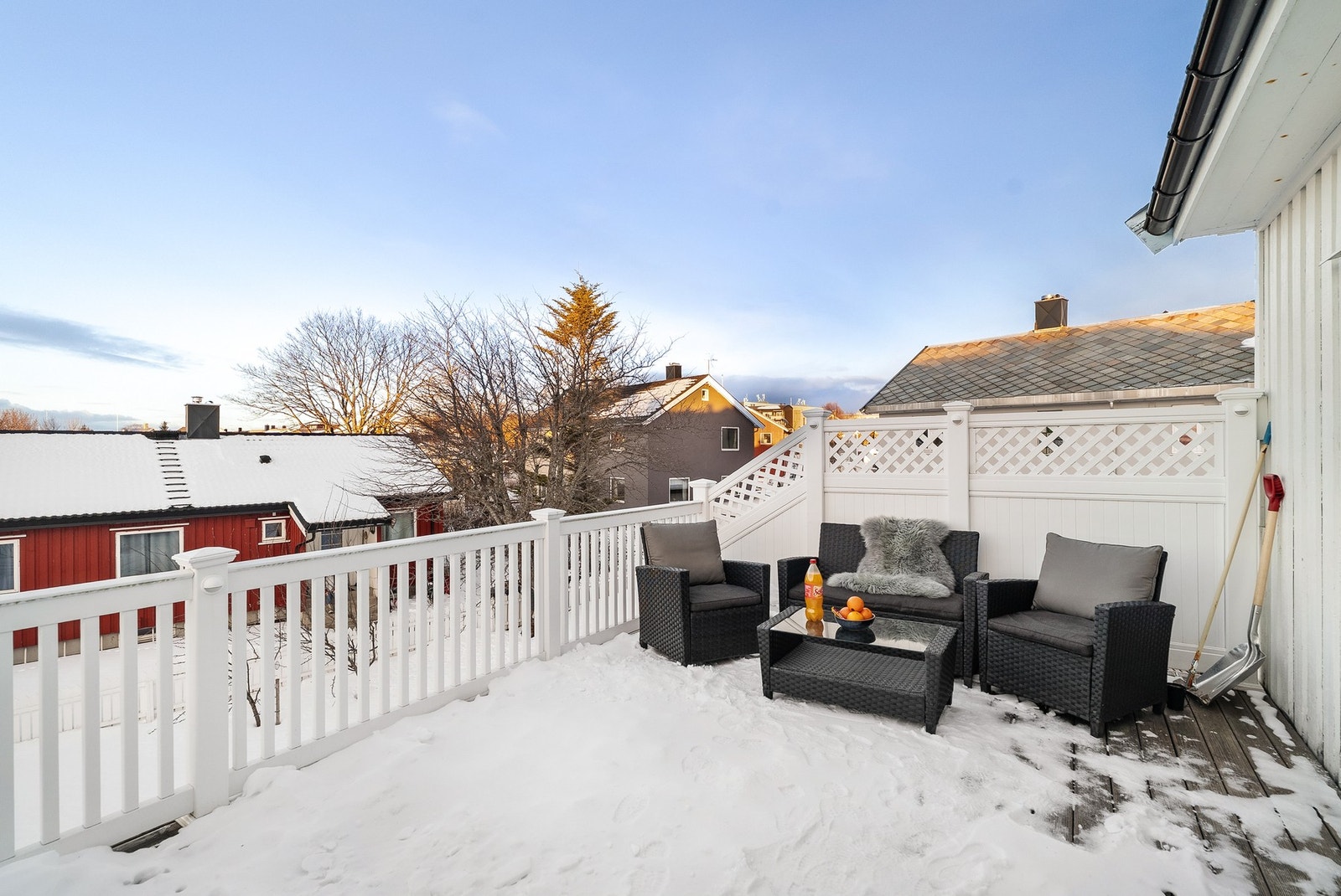 Romslig og skjermet balkong med svært gode lys- og solforhold Galleribilde