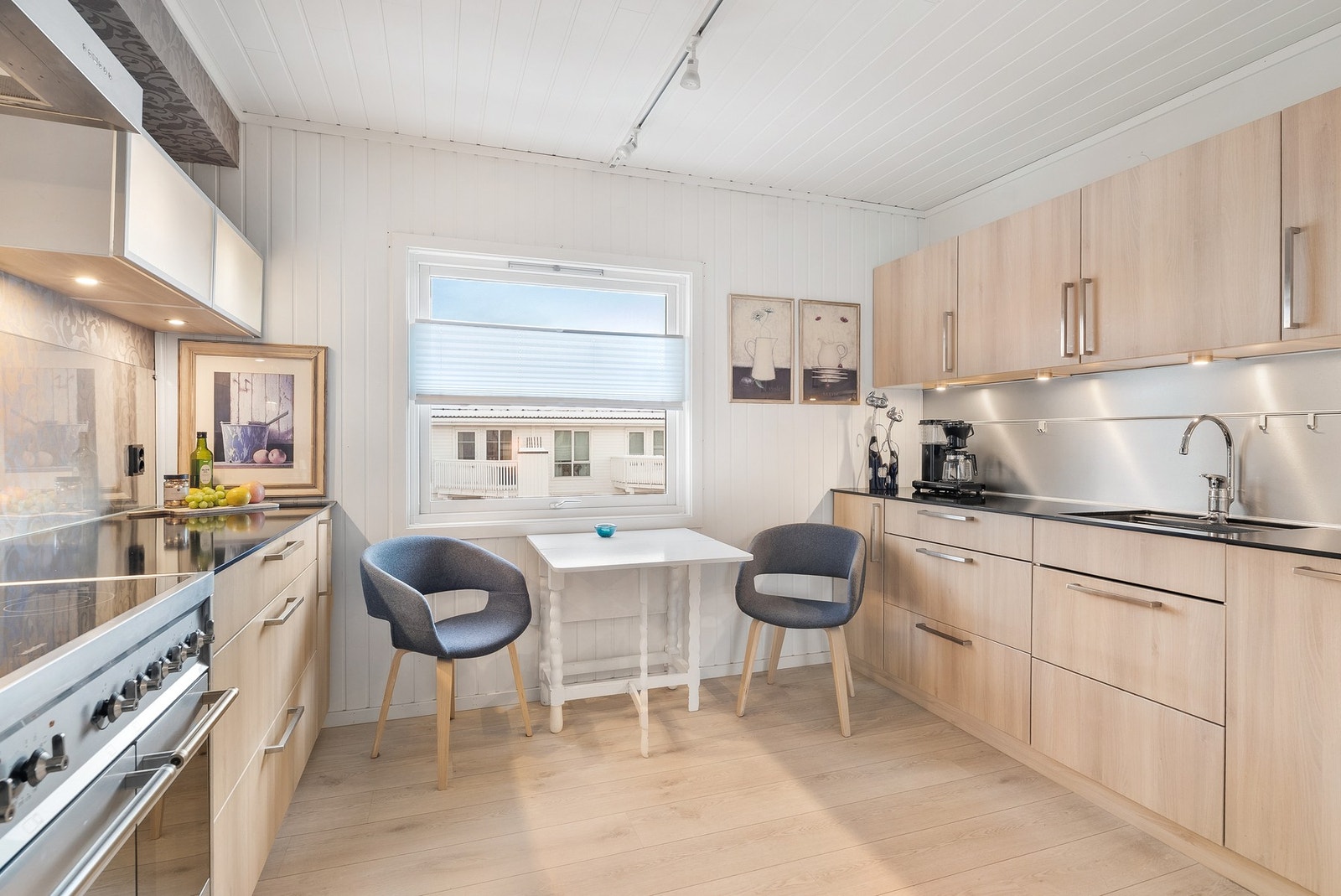 Kjøkken med plass til kjøkkenbord Galleribilde