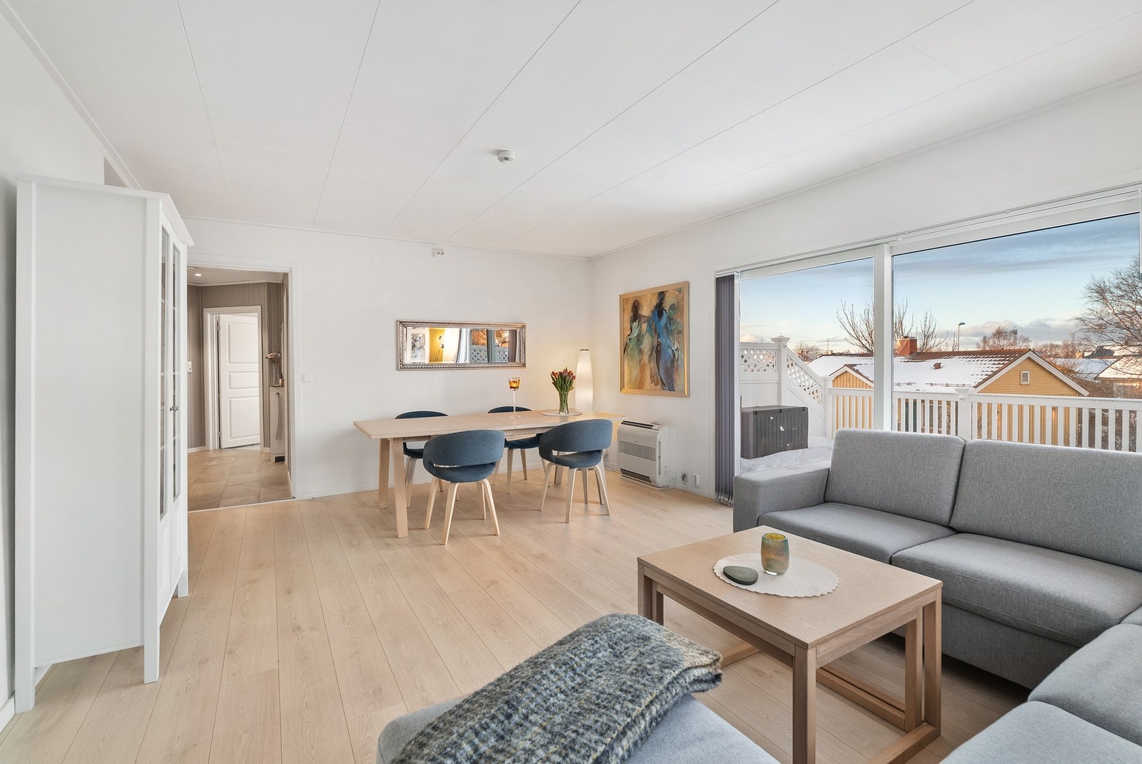 God plass til både sitte- og spisegruppe - Varmepumpe Galleribilde