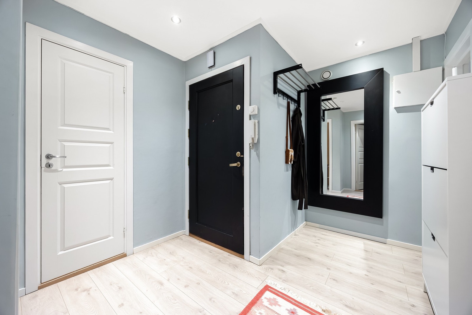 Velkommen inn! Entréen gir et ryddig og praktisk førsteinntrykk, med en planløsning som binder rommene fint sammen. Galleribilde