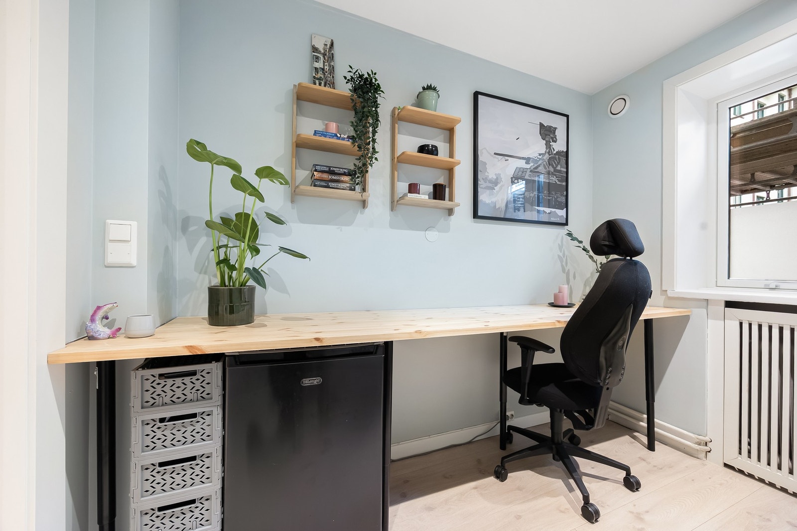 Delikate fargevalg, samt god plass til seng og skrivebord. Galleribilde