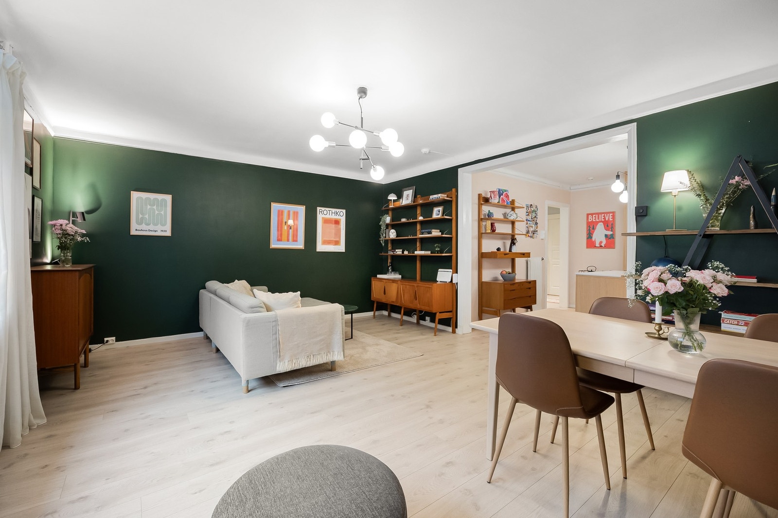 Moderne fargevalg på vegger gir en behagelig romfølelse. Galleribilde