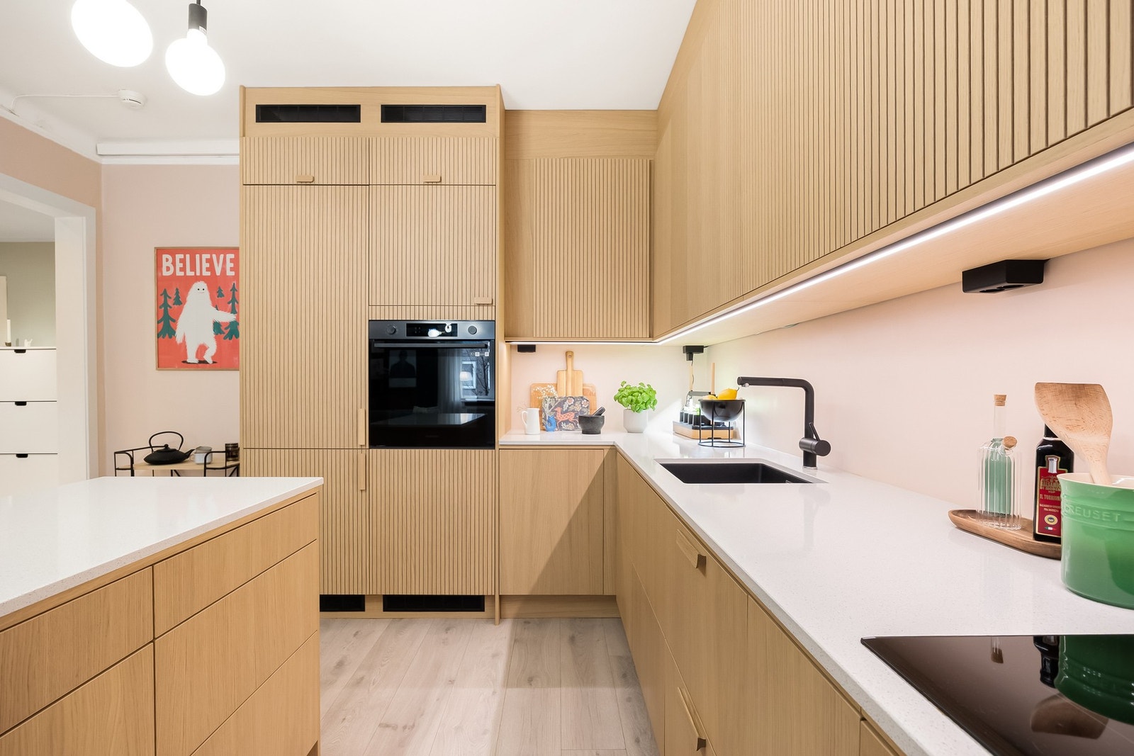 Integrerte hvitevarer av høy kvalitet medfølger. Galleribilde