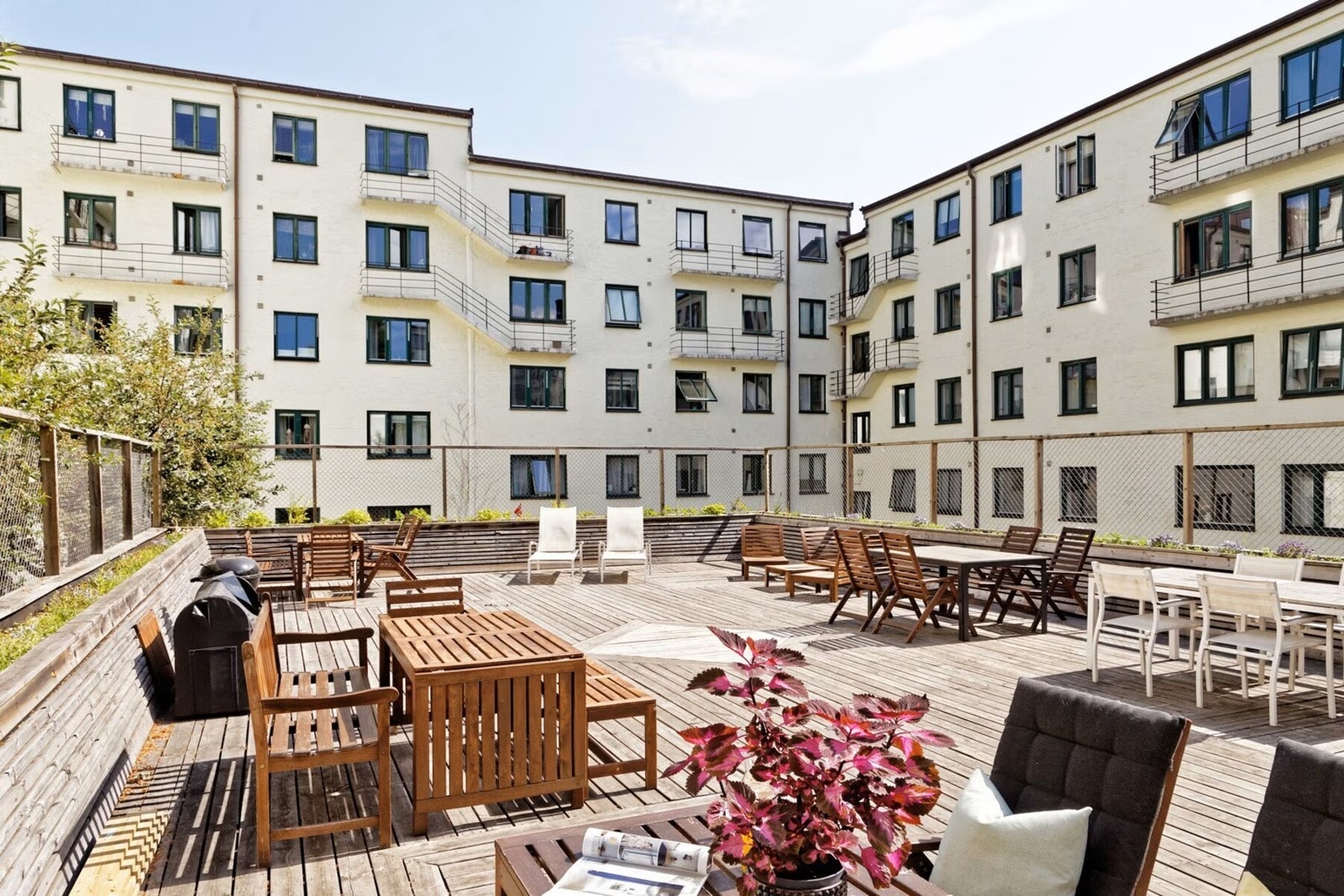 Bilde tatt på sommerstid. Det er gode solforhold i bakgård. Galleribilde