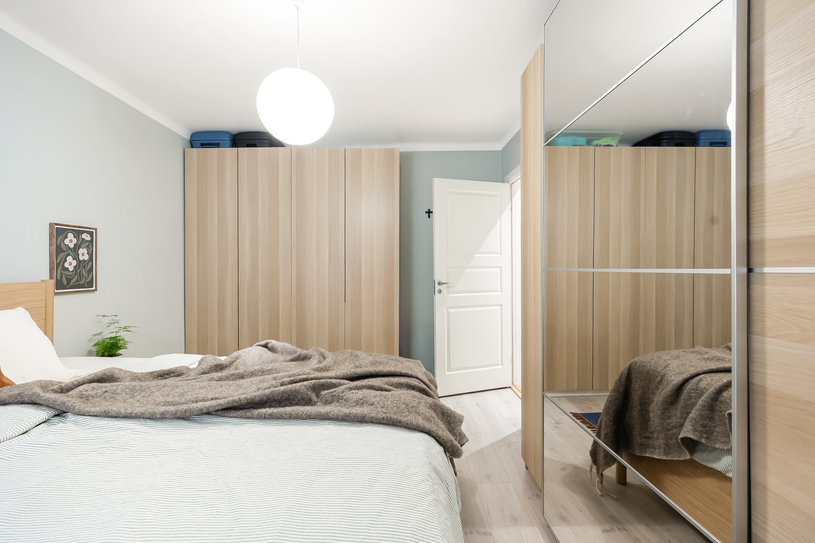 Her er det god plass til dobbeltseng med tilhørende møblement, og gode oppbevaringsmuligheter i medfølgende garderobeskap. Galleribilde
