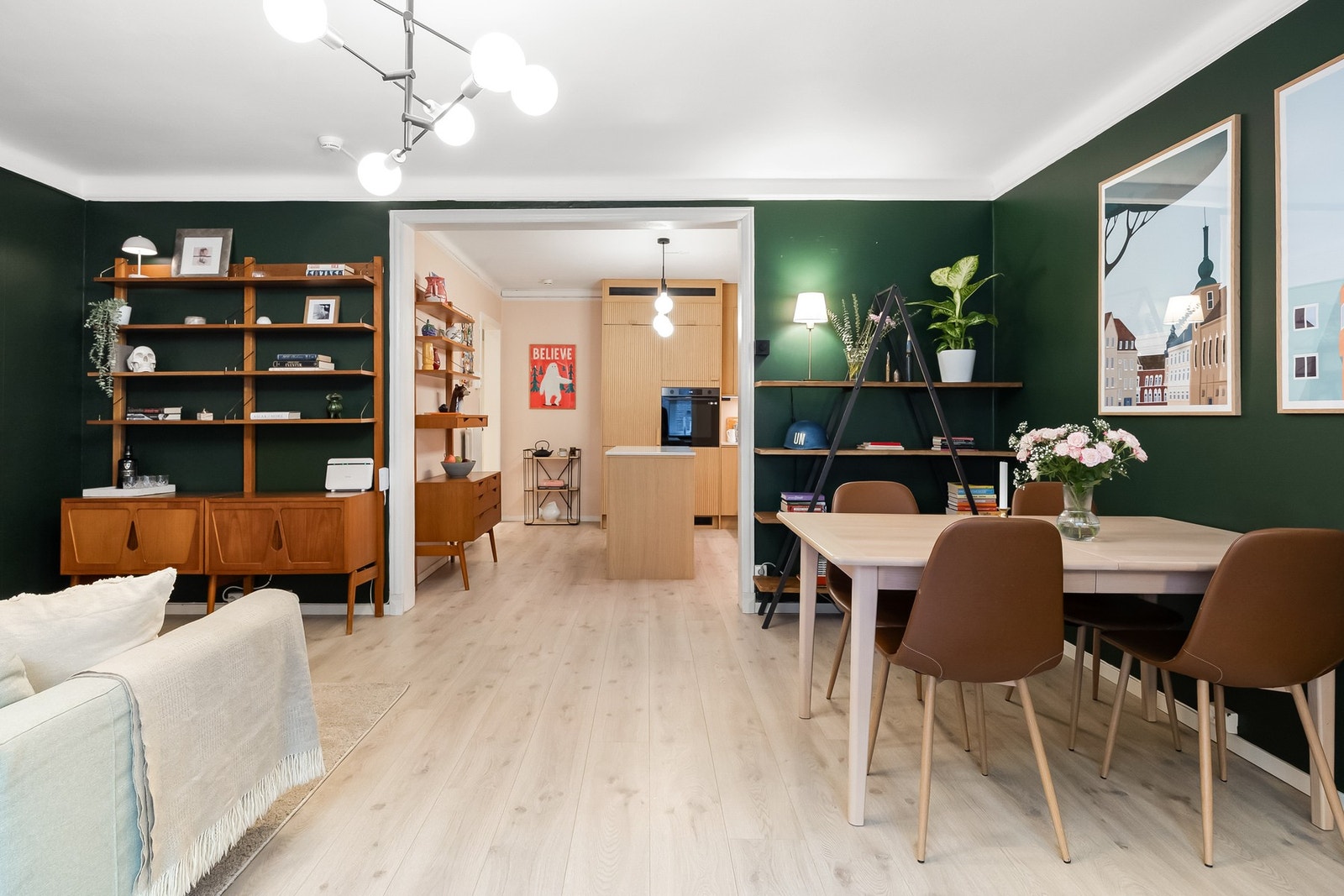 Naturlig spisesone og sofahjørnet. Galleribilde