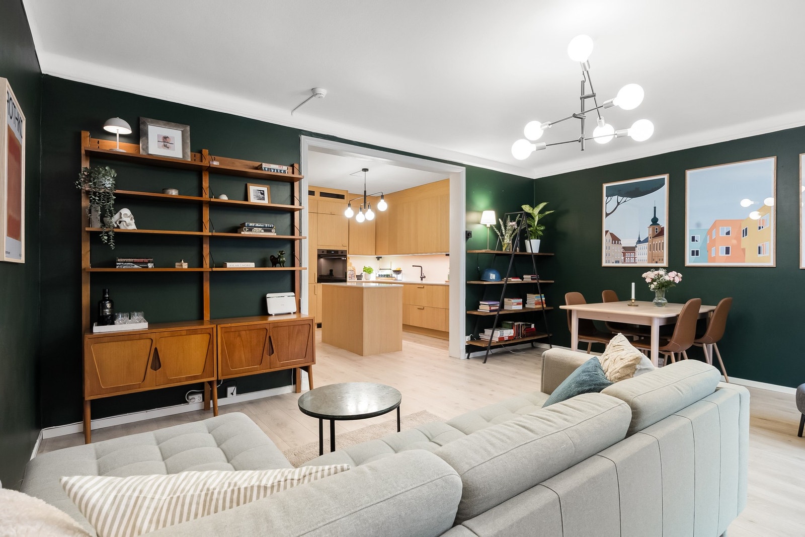 Her er det enkelt å etablere både en komfortabel sofagruppe og en hyggelig spiseplass. Galleribilde