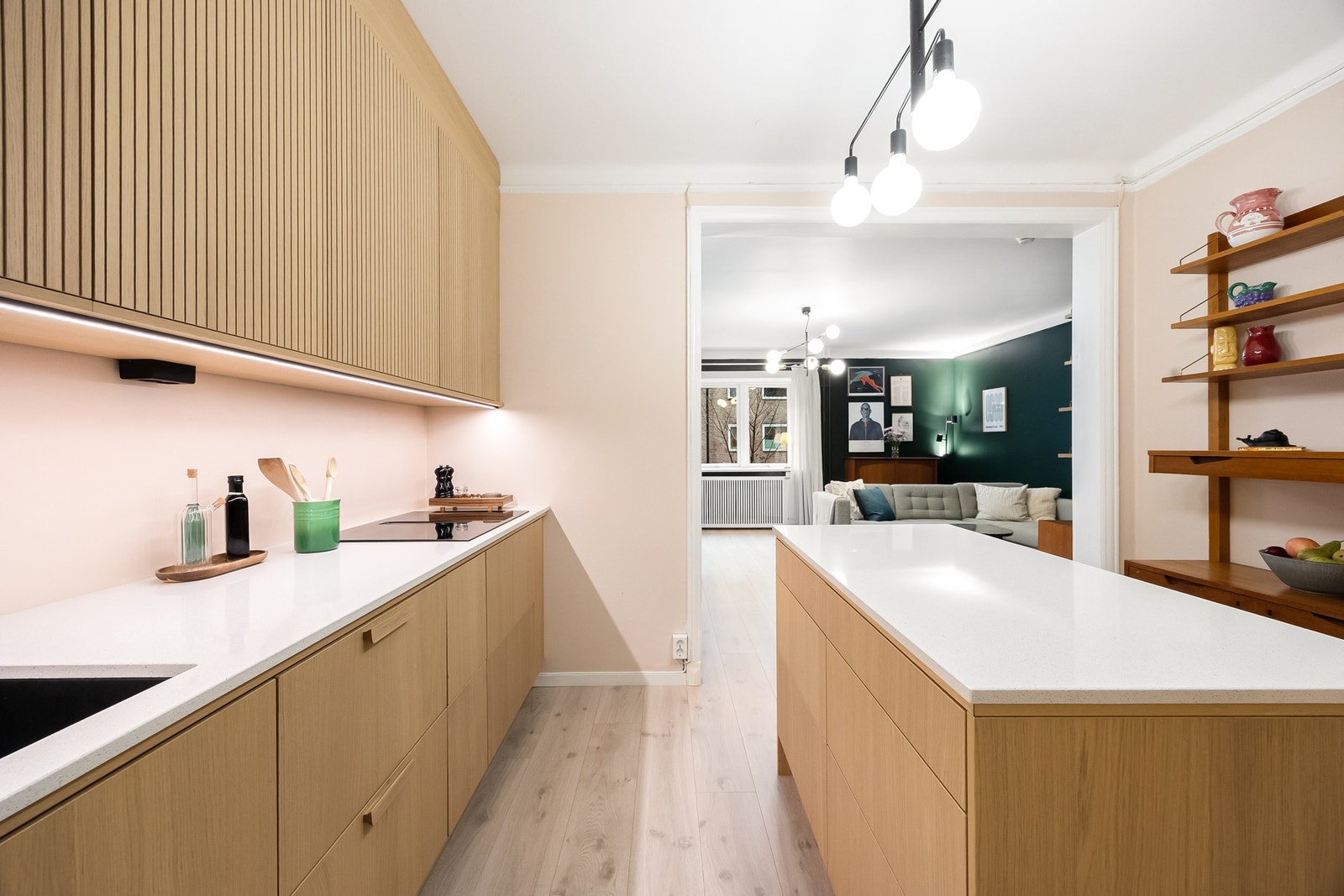 En løsning som gir både ekstra arbeidsflate og en sosial sone der man kan lage mat og være sammen samtidig. Galleribilde