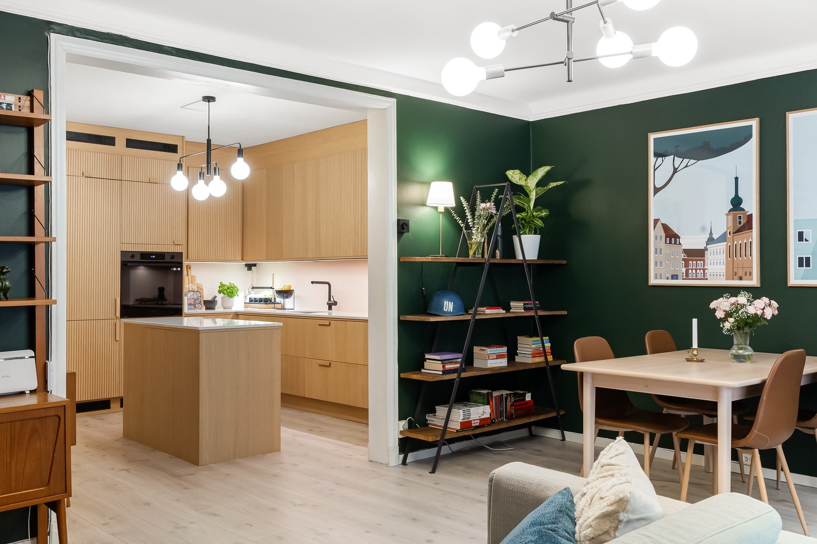 Store, nyere vindusflater gir god lysisolasjon og bevarer god temperatur på vinterstid. Galleribilde