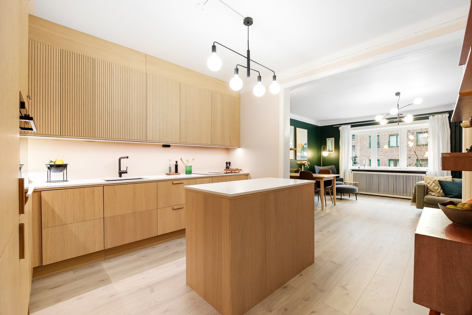 Kjøkkenet er innredet med nyere EPOQ-innredning og fremstår svært innbydende med god skap- og benkplass, samt kjøkkenøy. Galleribilde