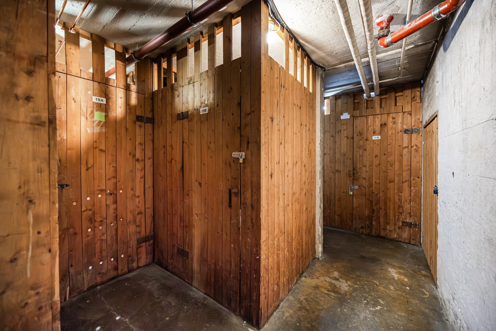 Boligen disponerer to kjellerboder med gode oppbevaringsmuligheter. Galleribilde