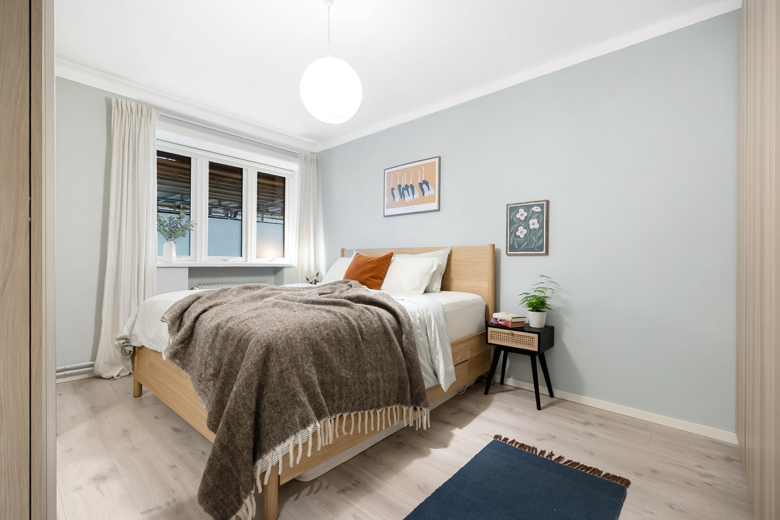 Svært innbydende hovedsoverom med delikate fargevalg. Galleribilde