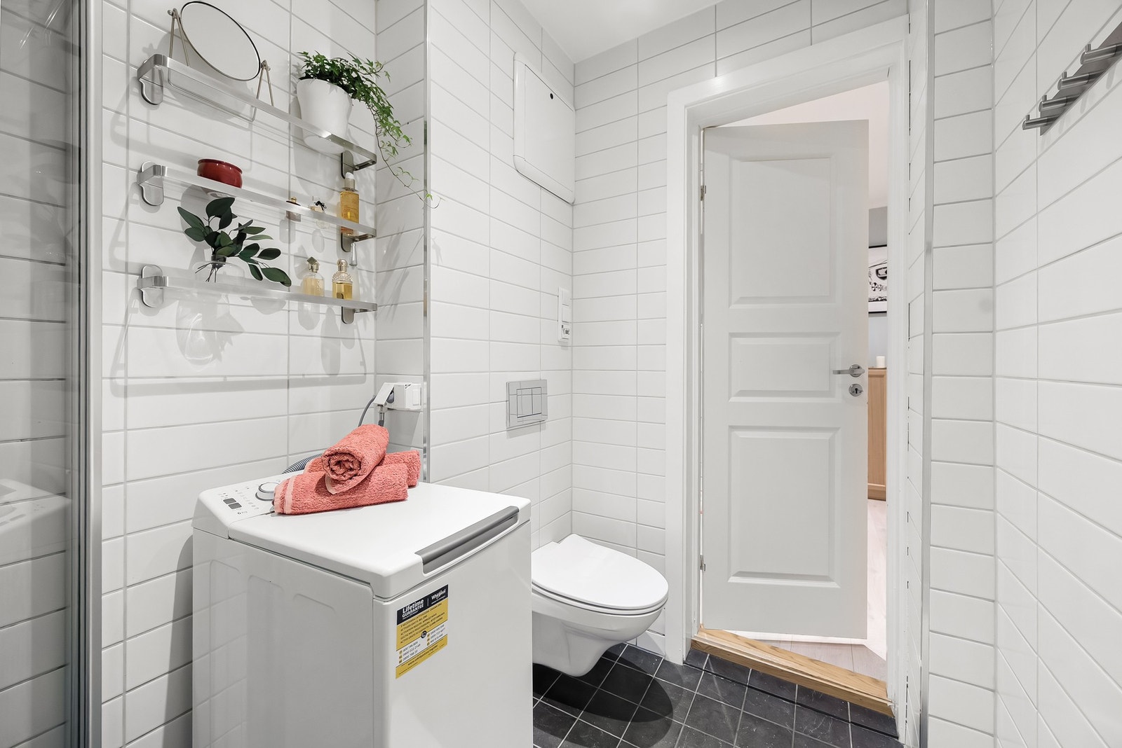 I tillegg er det opplegg for vaskemaskin, som gjør hverdagslogistikken enkel og praktisk. Gulvet er flislagt med varmekabler, og badet har naturlig avtrekksventilasjon via avtrekksventil i himling. Galleribilde