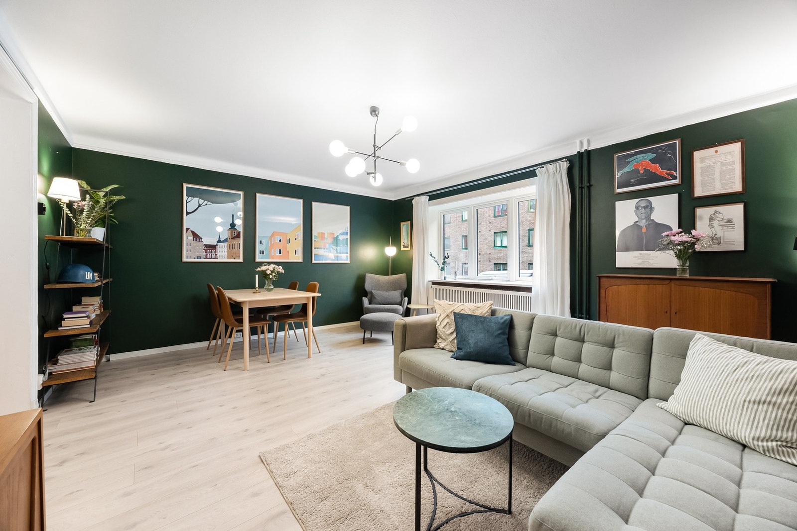 Stuen oppleves som et romslig og innbydende oppholdsrom med gode møbleringsmuligheter. Galleribilde