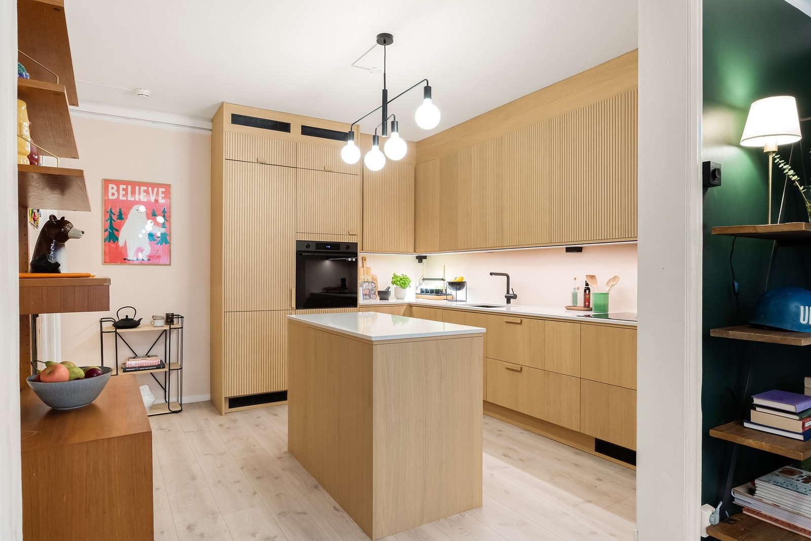 Innredningen har innbydende fronter i eik og kjøkkenøy i samme utførelse som øvrig innredning. Galleribilde