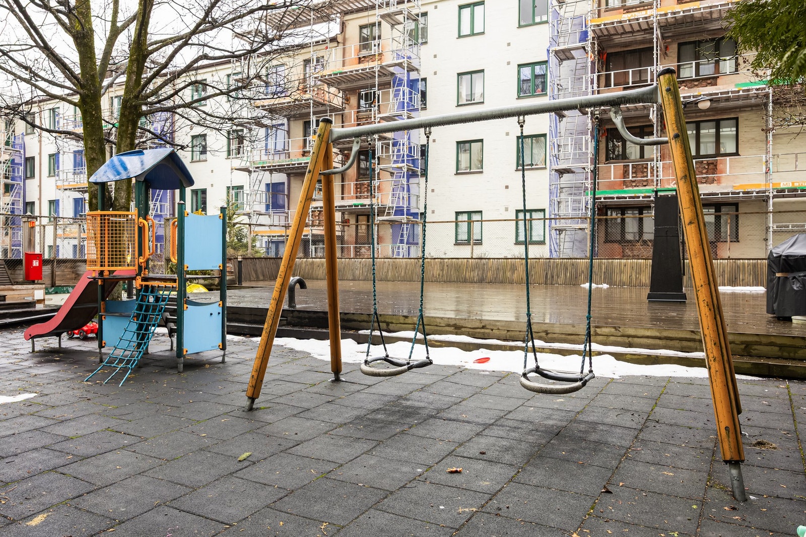 Opparbeidet selveiertomt på 4992,3 m² med asfaltert adkomst og brukervennlig bakgård med stor terrasseplatting med sittegrupper, grill, lekestativ, diverse beplantninger og busker, samt sykkelskur. Boligaskjelaget har felles vaskeri og gjenbrukshall/tørke Galleribilde