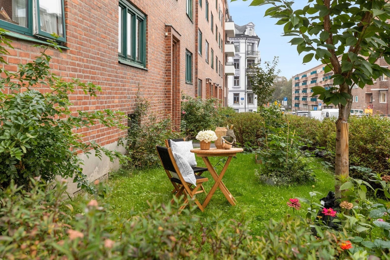 Her vender du mot frodige forhager på den ene siden, og idyllisk bakhage på den andre siden som gir en skjermet og tilbaketrukket følelse i et av byens mest populære områder. Galleribilde