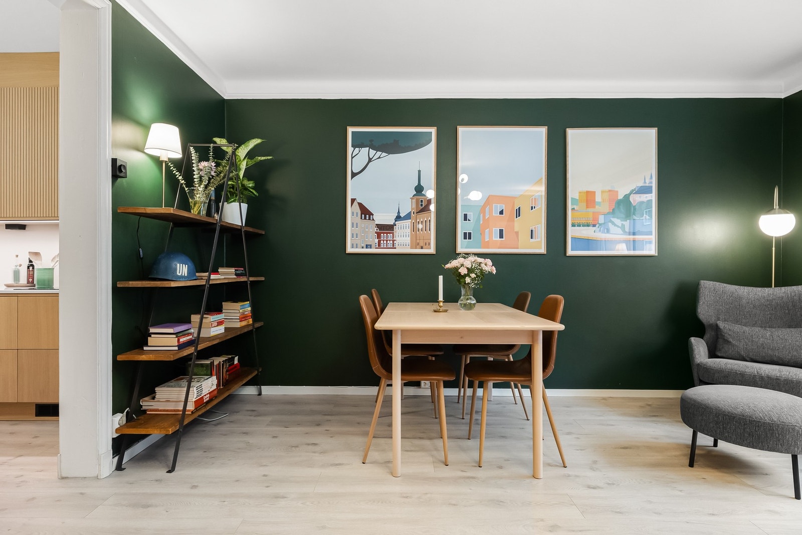 Takhøyde på ca. 2,49 m bidrar til en luftig romfølelse, og rommet fungerer som et naturlig samlingspunkt i hverdagen, enten du ønsker rolige kvelder hjemme eller plass til å invitere venner og familie. Galleribilde