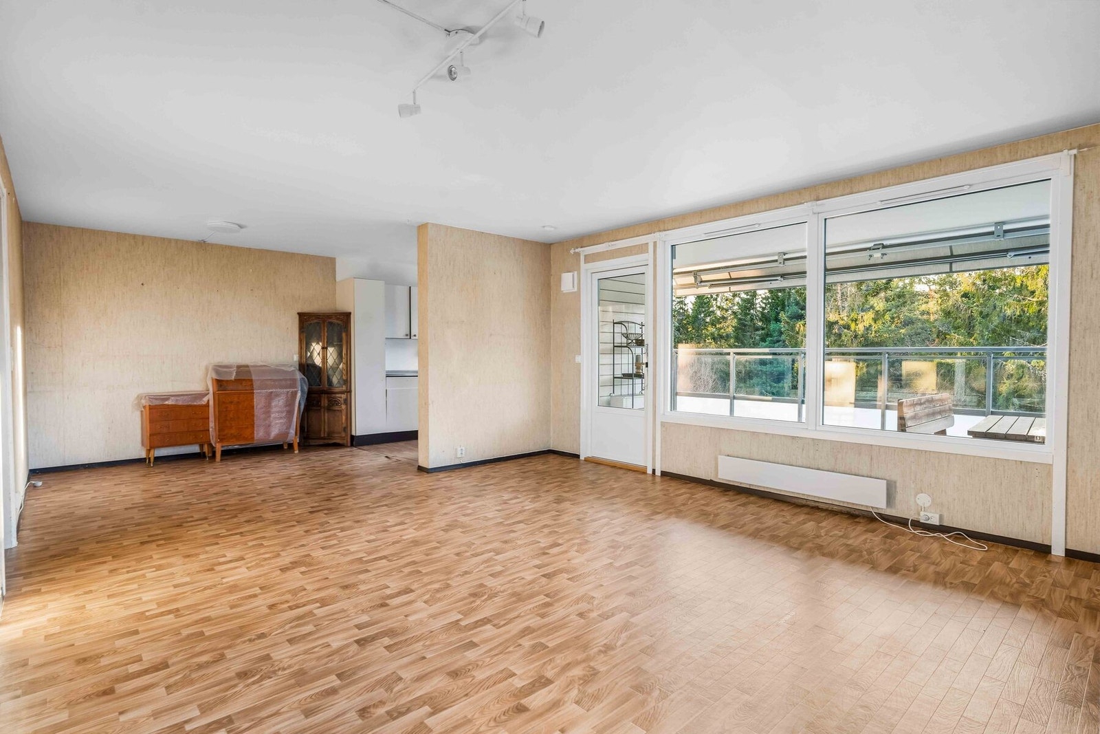 Stuen får rikelig med lys inn fra store vindusflater. Galleribilde