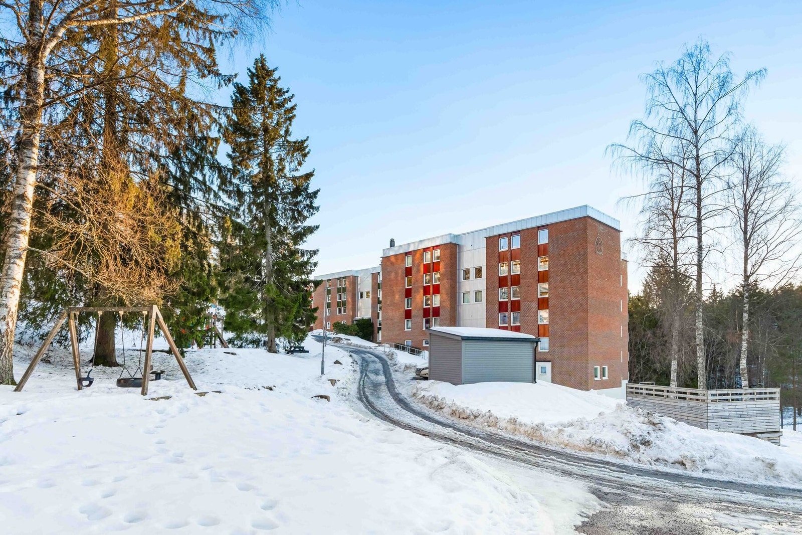 Boligen ligger i byggets 4. etasje. Det medfølger parkeringsplass i garasje og 2 boder. Galleribilde