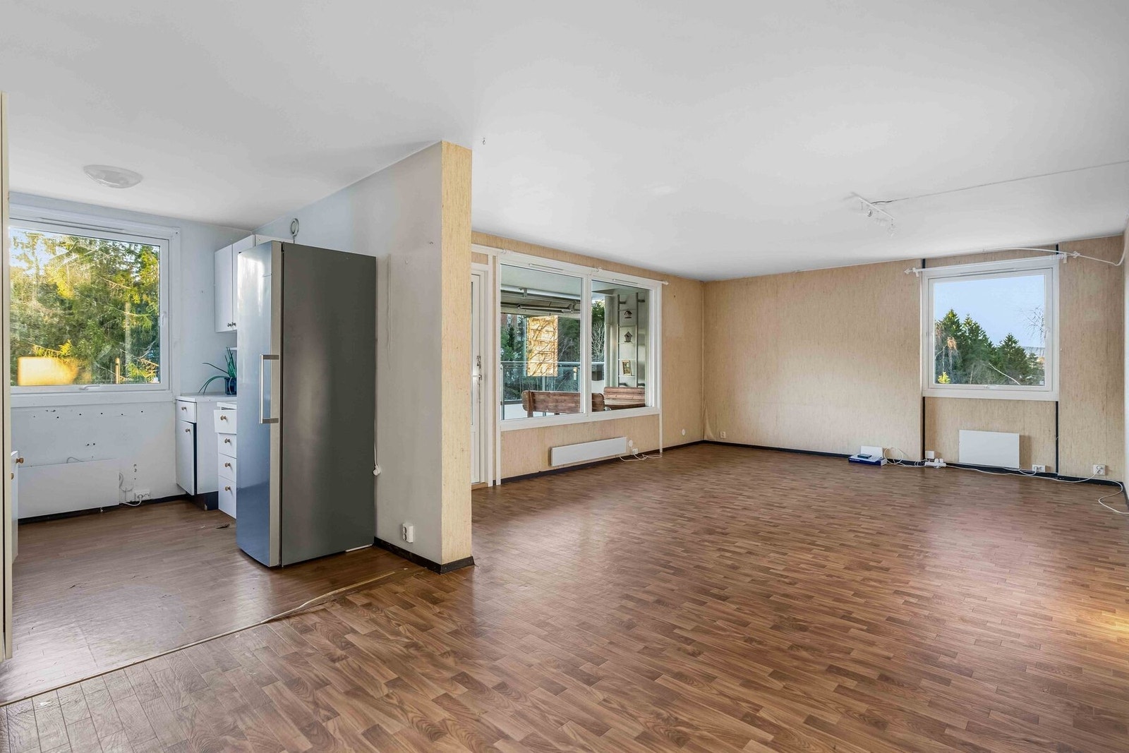 Stor stue med naturlig plass til både spisebord og sofahjørne. Galleribilde