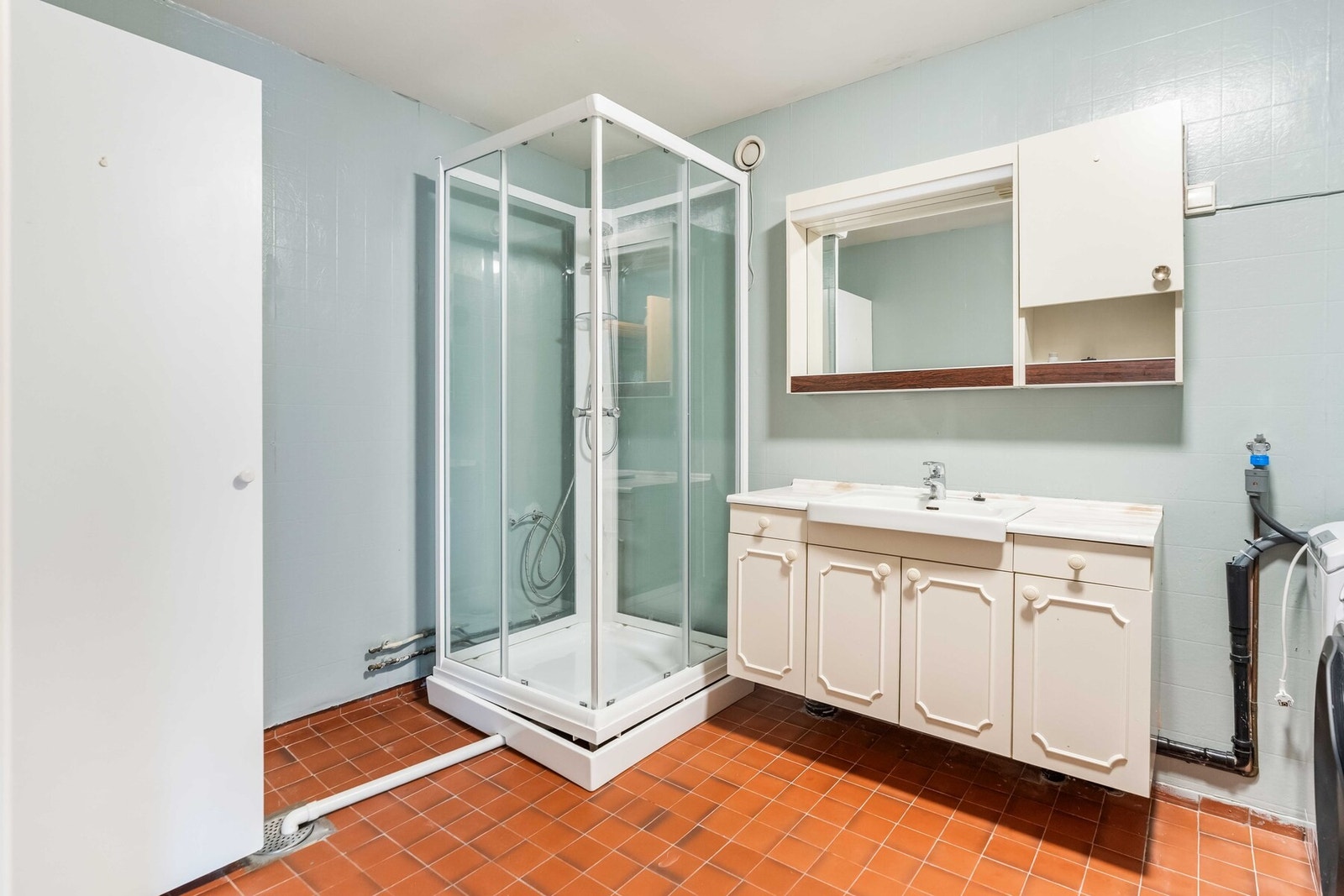 Badet er av svært romslig størrelse. Dusjkabinettet er av nyere standard og våtromstapet på veggen er malt. Galleribilde