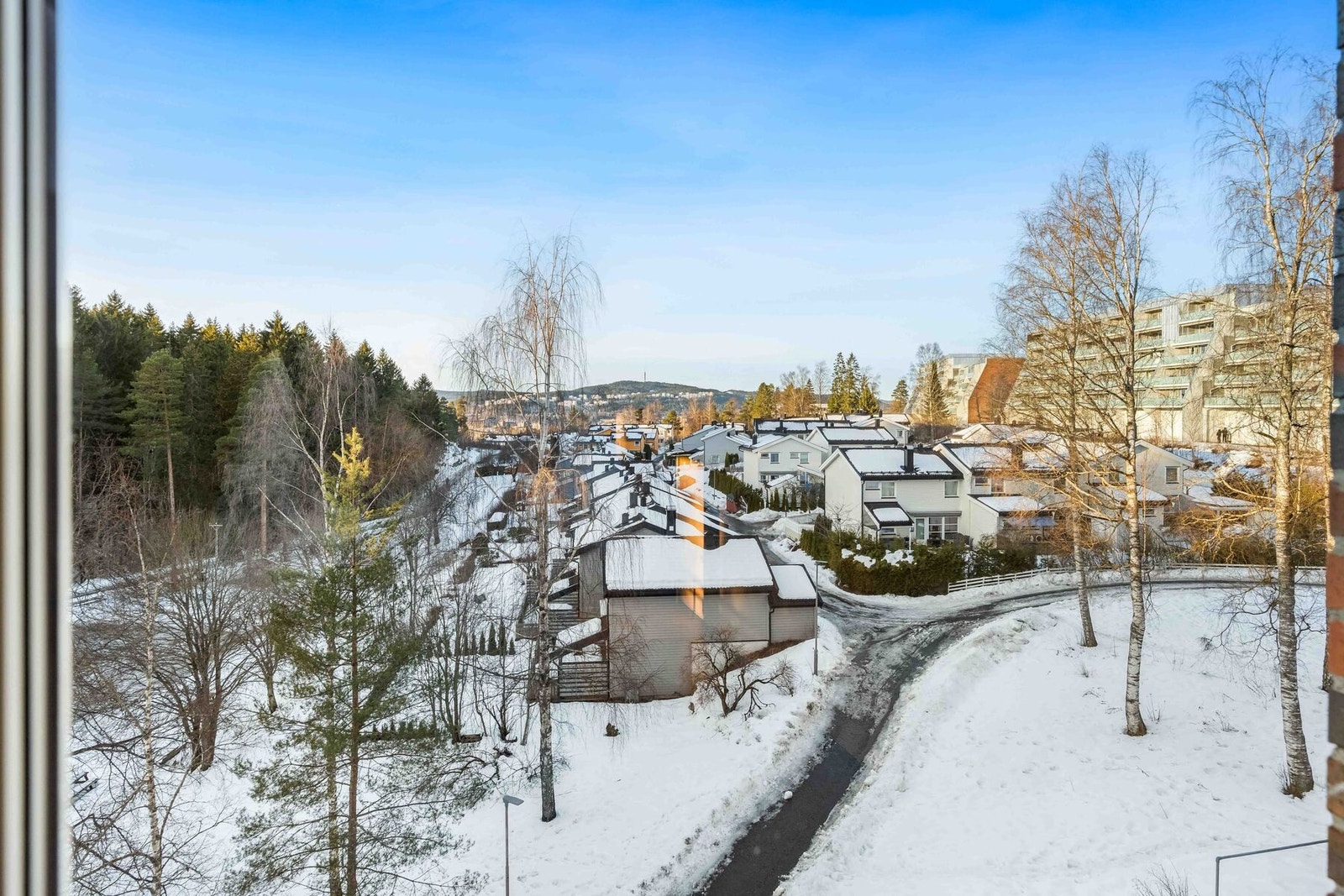 Leiligheten er på hjørnet og har en usjenert beliggenhet, her fra vinduet i stuen. Galleribilde