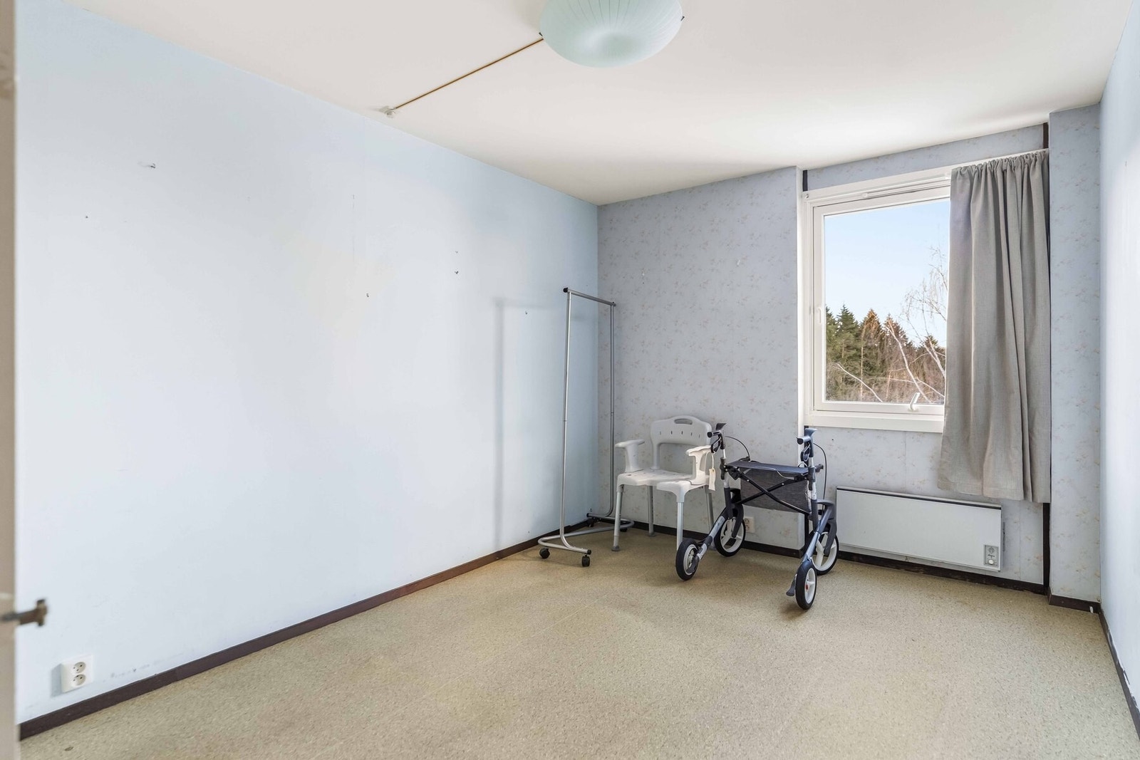 Hovedsoverom med plass til dobbeltseng og garderobeløsning. Galleribilde