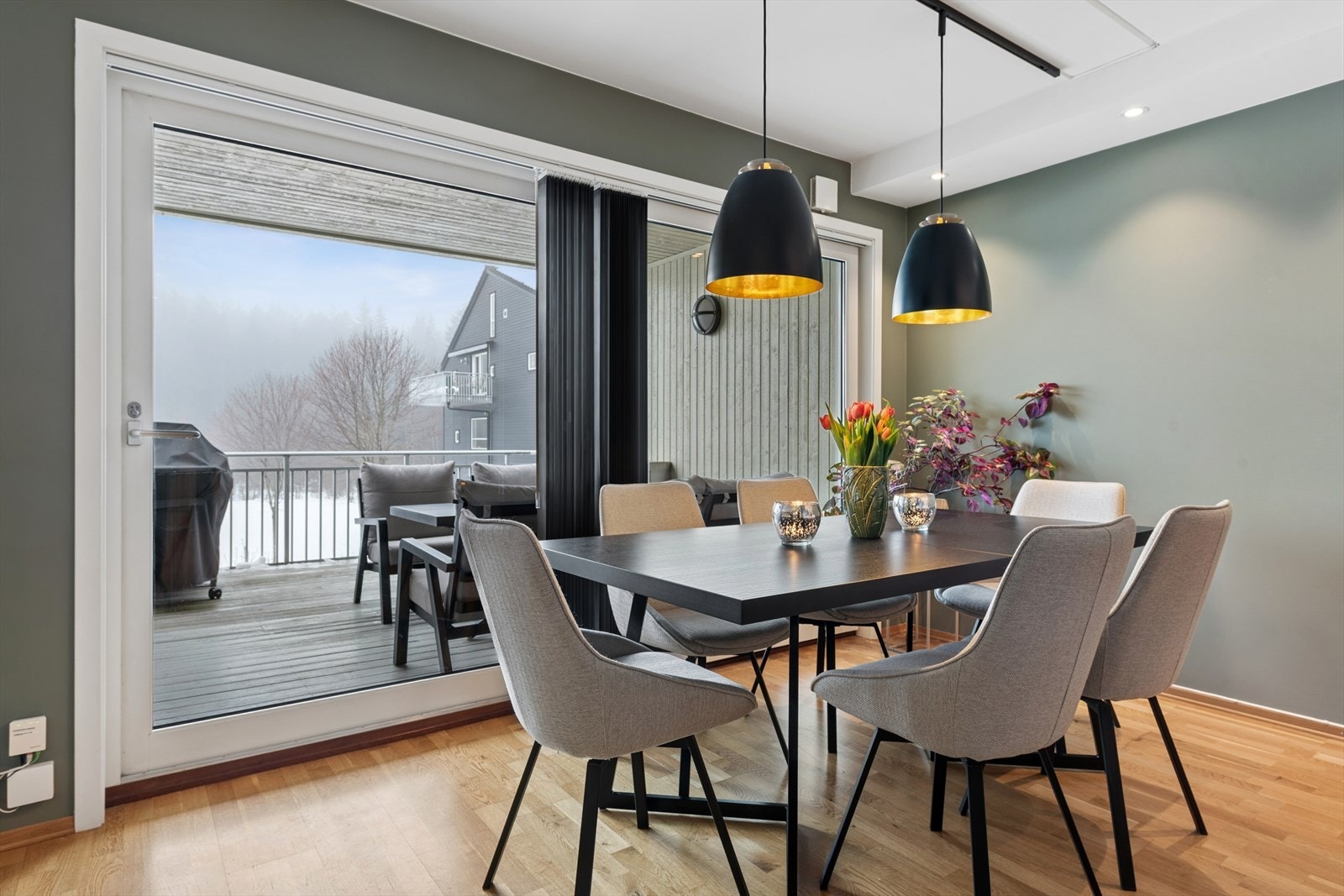 Åpent synsfelt mot skogen fra kjøkkenbordet Galleribilde