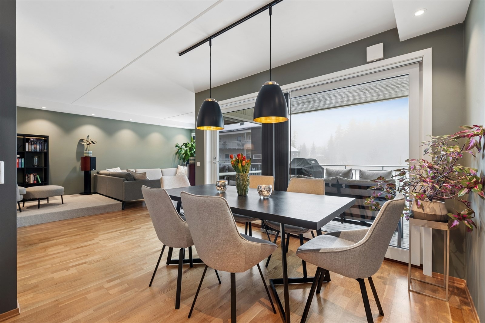 Spisestuen ligger i direkte tilknytning til kjøkkenet og har utgang til den store balkongen Galleribilde