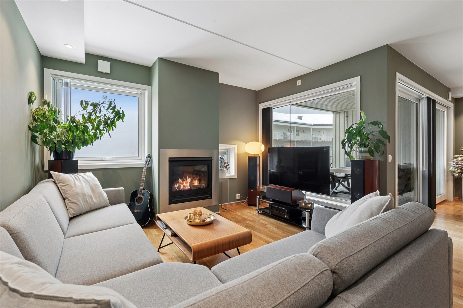 Den moderne gasspeisen gir både effektiv varme og en hyggelig atmosfære. Den skrus enkelt av og på med fjernkontrollen Galleribilde