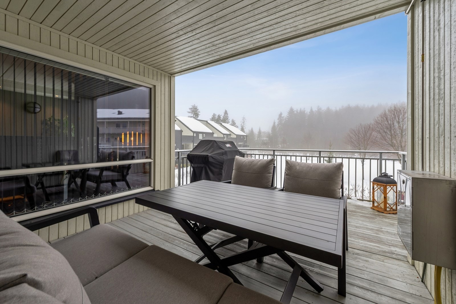 Balkongen er lun og koselig. Halve arealet er skjermet av tak og vegger på begge sider. Når solen står på, kjenner du varmen allerede tidlig på våren og langt ut på høsten - perfekt for deg som ønsker å forlenge utesesongen Galleribilde