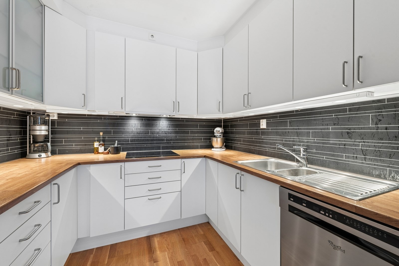 Det ble satt inn ny avtrekksvifte i 2024 som er kraftigere og bedre enn originalen (denne styrer også avtrekket fra badet) Galleribilde