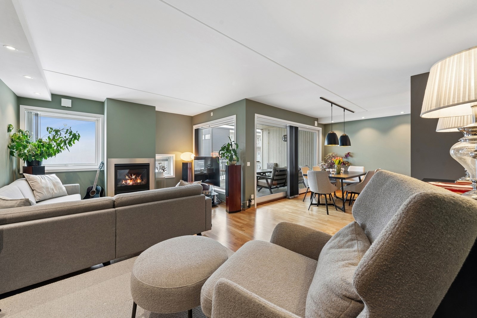 Leiligheten fremstår i en lun og hyggelig fargepalett som skaper en gjennomgående behagelig atmosfære Galleribilde