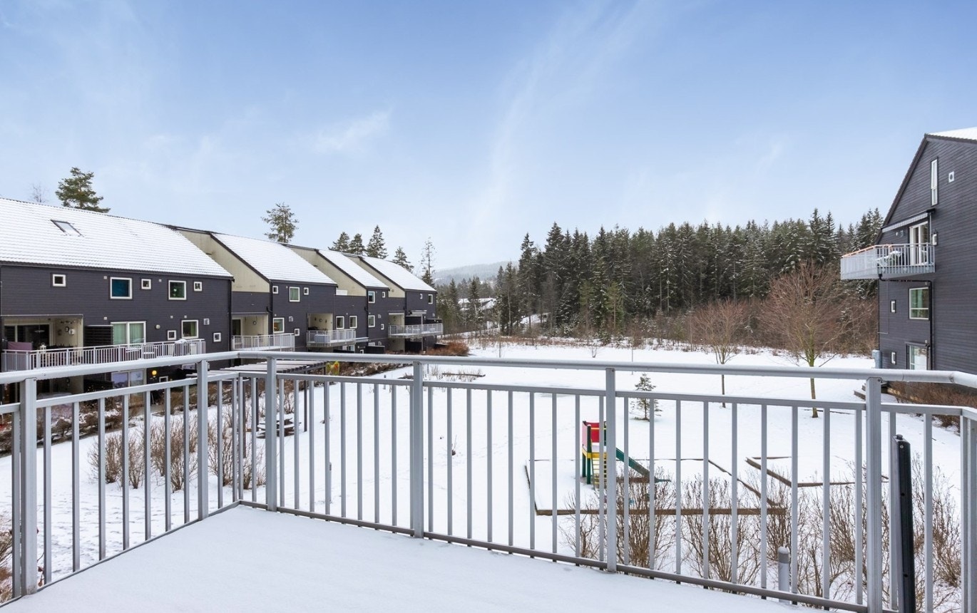 Leiligheten har sørvendt balkong med veldig gode solforhold og fritt utsyn mot fellesarealene og skogen der fremme Galleribilde