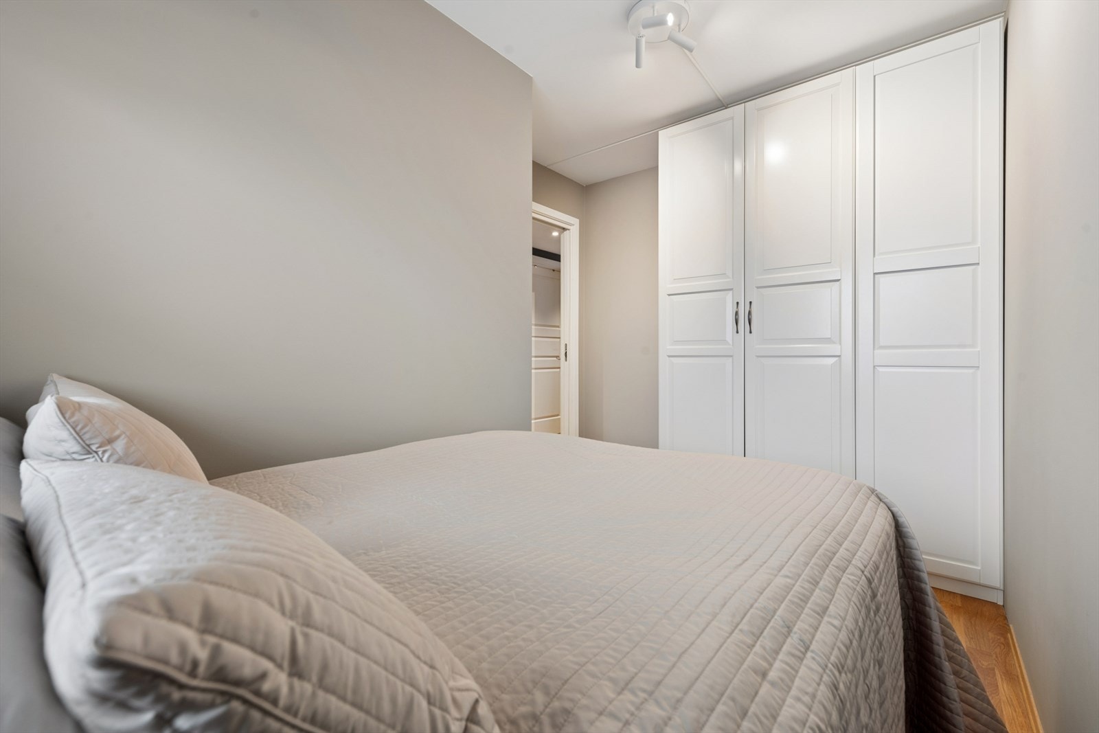 Også her er det plass til garderobeløsning for effektiv oppbevaring Galleribilde