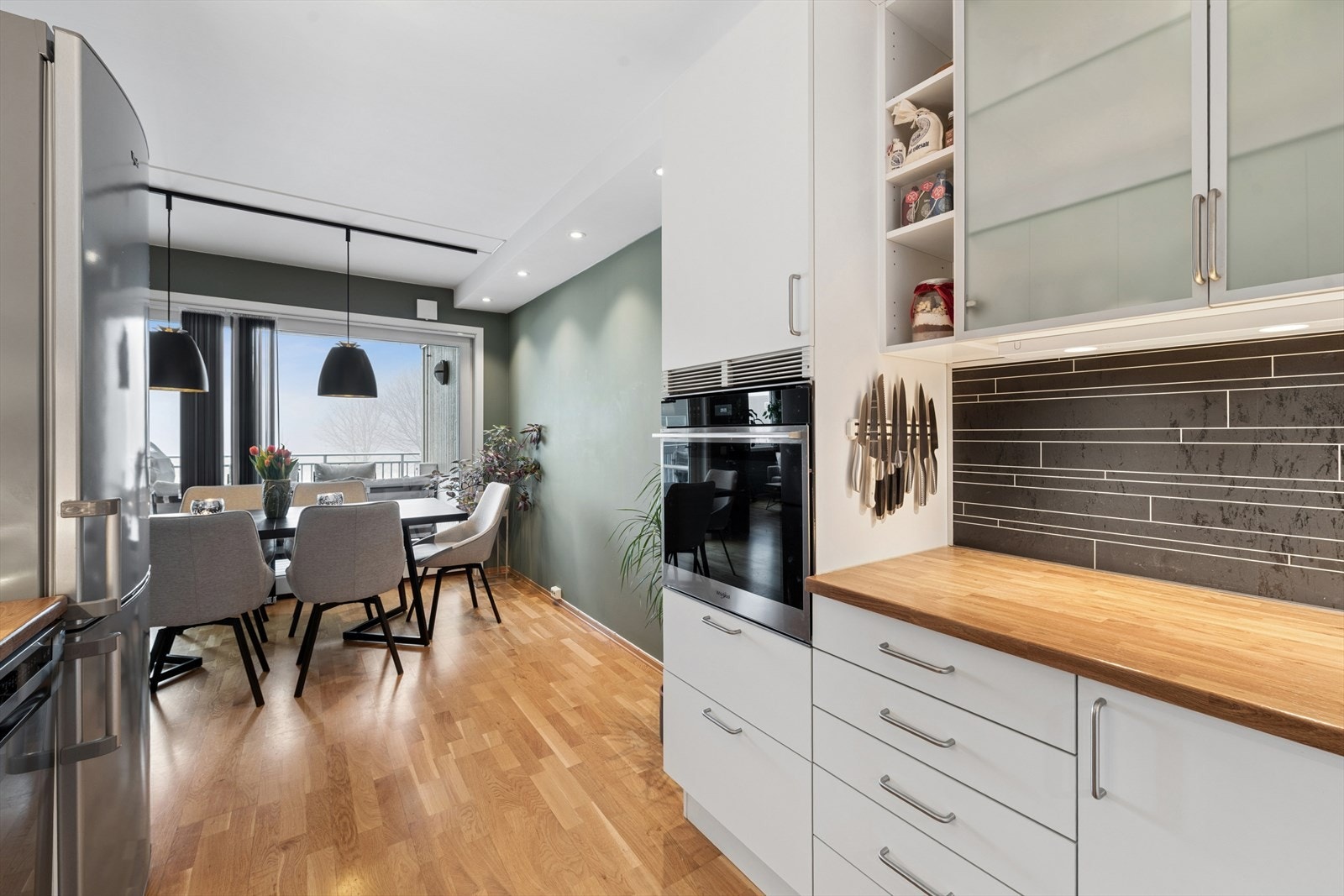 Kjøkkenet er i delvis åpen løsning mot stuen Galleribilde