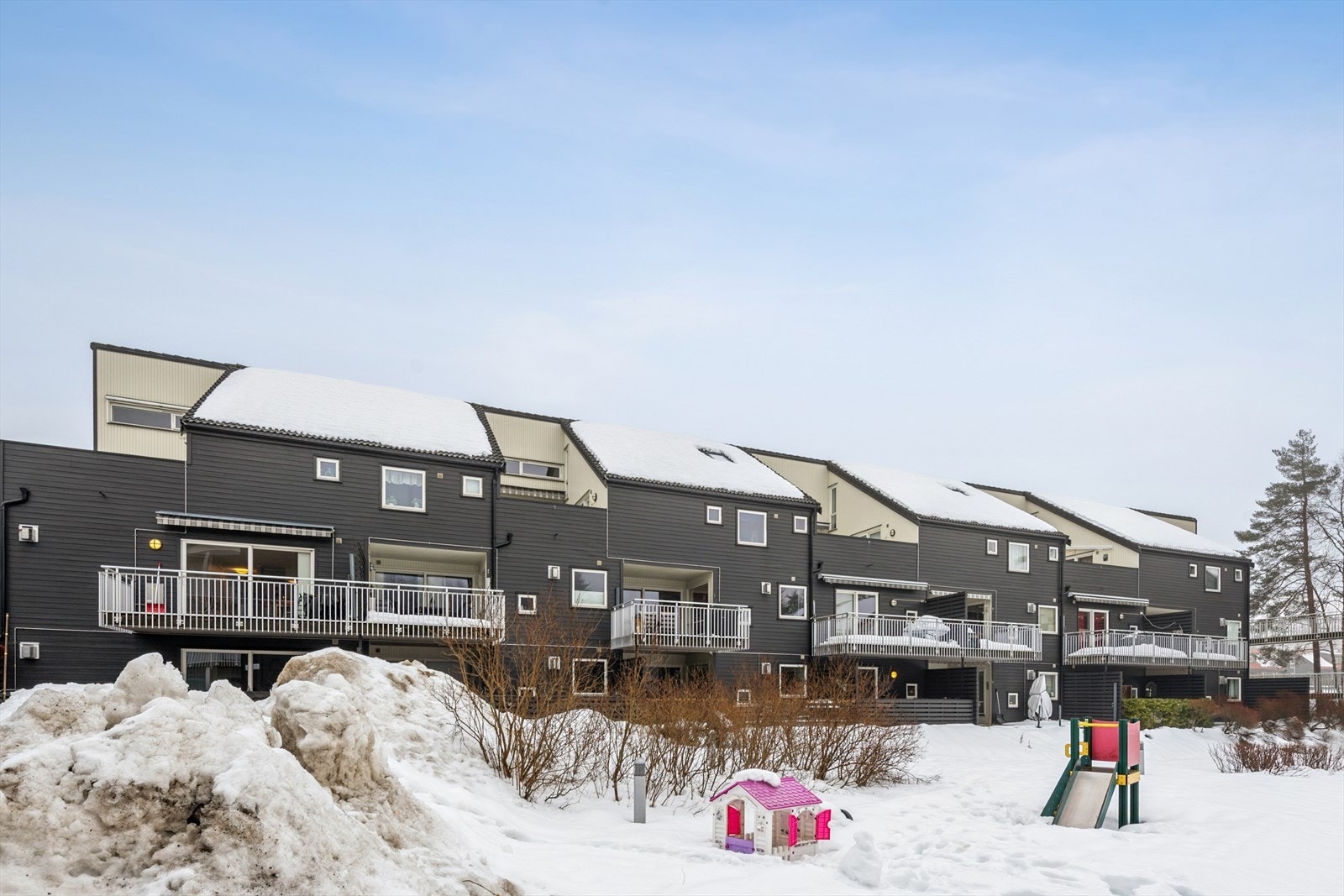 Borettslaget har opparbeidede fellesarealer med gressplener og lekeapparater Galleribilde