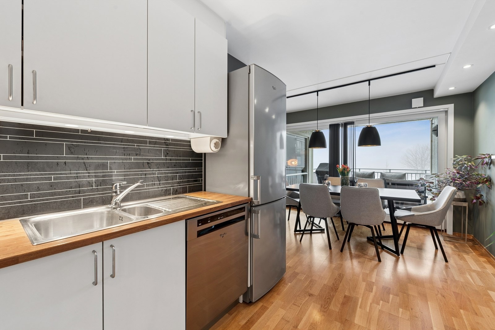 Moderne fliser over benk gir et elegant og praktisk uttrykk Galleribilde