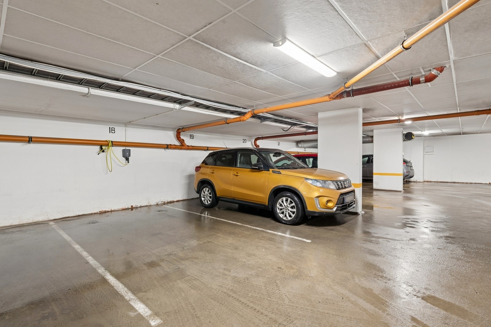 Det medfølger parkeringsplass med elbillader i felles, lukket garasjeanlegg. Det finnes også felles smørebod, praktisk når man bor med skiløypene rett utenfor døra Galleribilde