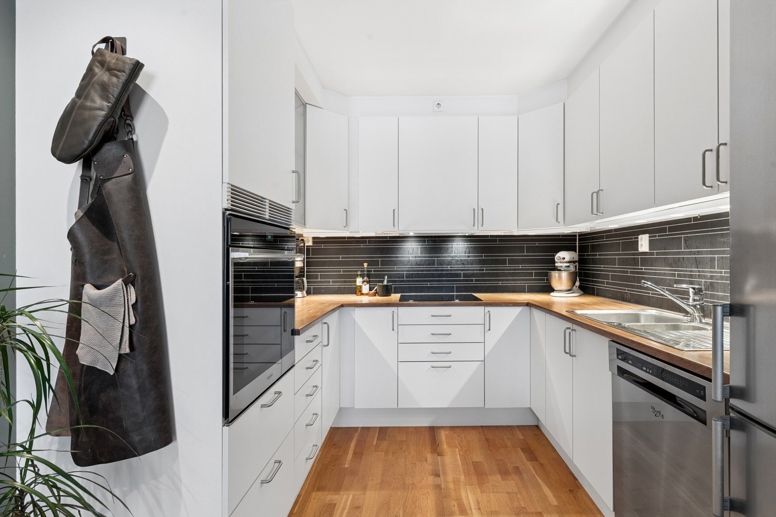 Det er god skap- og benkeplass. Hvitevarer medfølger. Ovn og platetopp ble byttet i 2020 Galleribilde