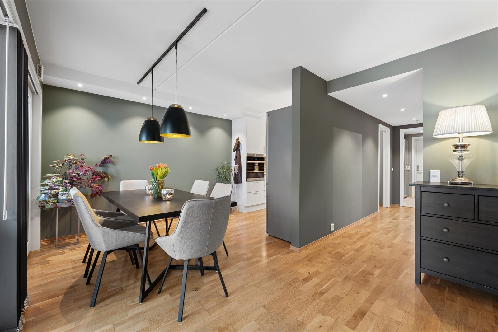 Gangen forbinder leilighetens øvrige rom, inkludert soverommene, badet, kjøkkenet og stuen. Her er det plass til bokhyller eller skap som ikke bygger så mye. F. eks. er PAX serien til IKEA veldig fine å bruke her, som kun har en dybde på ca. 38 cm Galleribilde